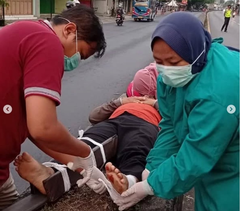 Tim medis memberikan pertolongan